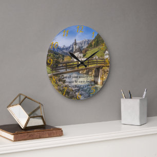 1 Peter 5:7 Kirche in der Nähe des Berges Große Wanduhr