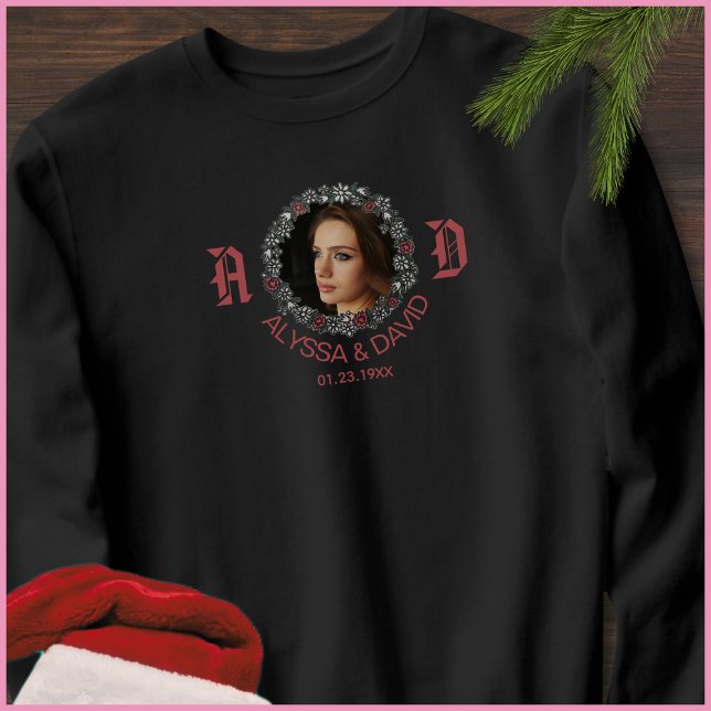 1 Photo Red Monogram Husband & Wife Name Men’s Sweatshirt (Von Creator hochgeladen)