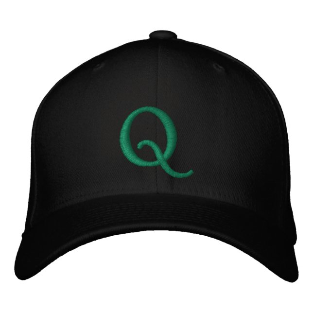 # 1 "Q" / BESTICKTE BASEBALLKAPPE (Vorderseite)