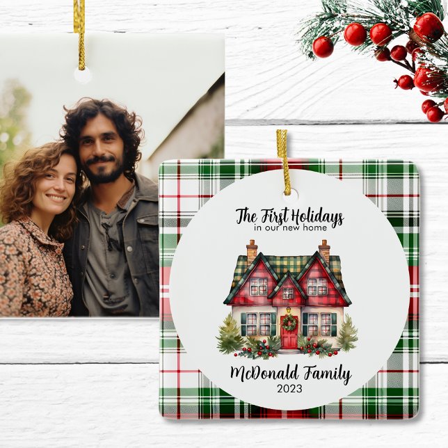 1. Urlaub in New Zuhause Housewarming Hütte Chic Keramikornament (1st Holidays in new home ornament housewarming christmas gift name photo red green country cottage)