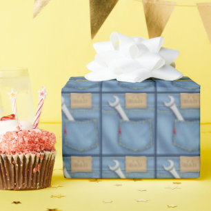 #1 Vaterschraubenschlüssel in Jeanstasche Geschenkpapier