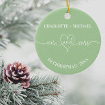 1. Weihnachtsfrisch ernennt Herzschlange Keramik Ornament<br><div class="desc">Grün Hintergrund,  weißer Text. Mr. Mrs und ein Herz. Personalisieren und fügen Sie Ihre Namen und Jahr.</div>