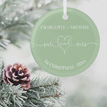 1. Weihnachtsfrisch ernennt Herzschlange Ornament Aus Glas<br><div class="desc">Grün Hintergrund,  weißer Text. Mr. Mrs und ein Herz. Personalisieren und fügen Sie Ihre Namen und Jahr.</div>