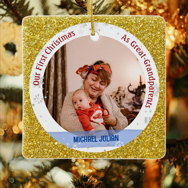 1. Weihnachtskind als Großeltern 2 Fotos Keramikornament (Elegant Modern Cute Golden Our First Christmas as Great-Grandparents Baby Boy 2 Photos Glitter)