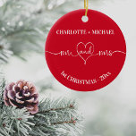 1. Weihnachtsnachtsnachtsnamen neu gebrannt Herzro Keramik Ornament<br><div class="desc">Ein klassischer Weihnachtsrot,  weißer Text. Mr. Mrs und ein Herz. Personalisieren und fügen Sie Ihre Namen und Jahr.</div>
