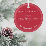 1. Weihnachtsnachtsnachtsnamen neu gebrannt Herzro Ornament Aus Glas<br><div class="desc">Ein klassischer Weihnachtsrot,  weißer Text. Mr. Mrs und ein Herz. Personalisieren und fügen Sie Ihre Namen und Jahr.</div>