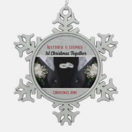 1. Weihnachtsschwulenheirat - zwei Tuxen Schneeflocken Zinn-Ornament