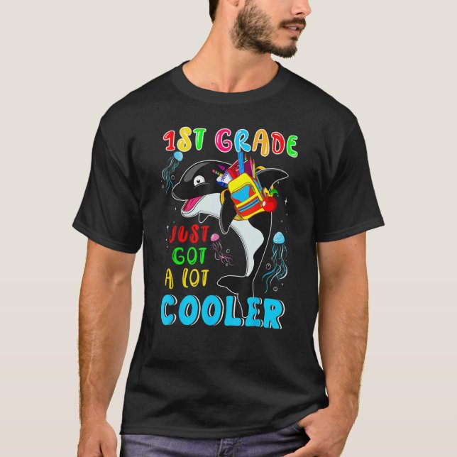 1st Grade Just Got A Lot Cooler Cute Orca Wearing  T-Shirt (Vorderseite)