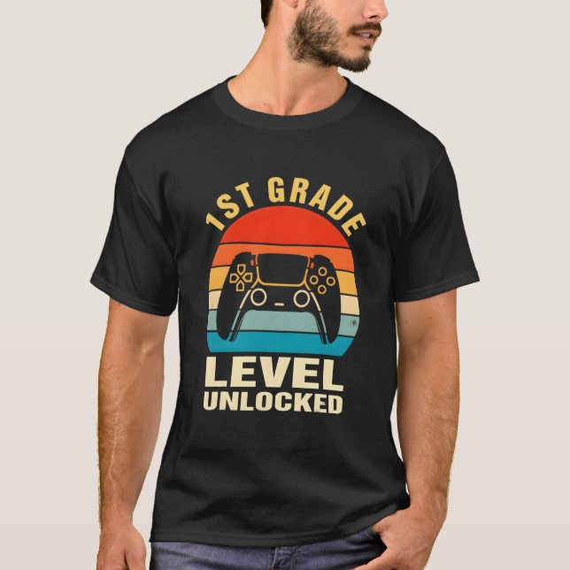 1St Grade Level Unlocked Gamer First Day Of School T-Shirt (Vorderseite)