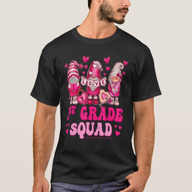 1st Grade Teacher Squad Valentines Day Gnomes Hold T-Shirt (Vorderseite)