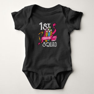 1st Klasse Squad Zurück zur Schule Geschenk für Ki Baby Strampler