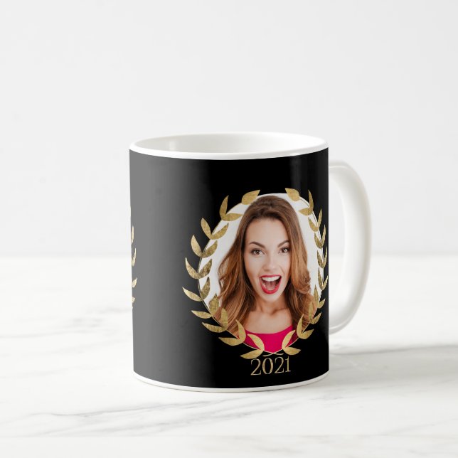 2021 Graduate Elegant Black Gold Foto Script Name Kaffeetasse (VorderseiteRechts)