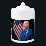 2021 Joe Biden US-Präsident Portrait<br><div class="desc">Das Foto erfasst einen Augenblick im Jahr 2021 von Präsident Joe Biden, das Bild ist jetzt eines seiner offiziellen US-Präsidenten-Foto. Sonnenlicht strömt durch ein Fenster und wirft ein warmes Licht auf die Figur eines Biden, der sicher in der Mitte des Rahmens stehend ist. Seine Arme werden überquert, eine Geste, die...</div>