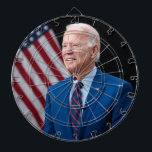 2021 Joe Biden US-Präsident Portrait Dartscheibe<br><div class="desc">Das Foto erfasst einen Augenblick im Jahr 2021 von Präsident Joe Biden, das Bild ist jetzt eines seiner offiziellen US-Präsidenten-Foto. Sonnenlicht strömt durch ein Fenster und wirft ein warmes Licht auf die Figur eines Biden, der sicher in der Mitte des Rahmens stehend ist. Seine Arme werden überquert, eine Geste, die...</div>