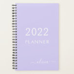 2022 Lavender Lila Girly Script Monogram Name Planer<br><div class="desc">2022 Lavender Lila Monogramm Fügen Sie Ihren eigenen Skriptnamen 2022 Kalender Hochzeitsplaner. Das macht den perfekten 16 Geburtstag,  Hochzeit,  Brautparty,  Jubiläum,  Babydusche oder Junggeselinnen-Abschied Geschenk für jemanden,  der Lieben glamourösen Luxus und schicke Stile.</div>