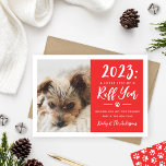 2022 Ruff Year Red Funny Dog Foto Feiertagskarte<br><div class="desc">2022 war ein "Weniger als ein Ruff-Jahr"! Diese lustige und thematisch gestaltete Urlaubsfotokarte beinhaltet ein Foto Ihres Nachwuchses, das neben einem modernen handgeschriebenen Skripttext und einem eigenen Text mit individueller Urlaubsstimmung und Neujahrsbotschaft, dem Namen Ihres Begleithundes und Ihrem Nachnamen/Ihrer Familie passt. Einfach minimalistisches Typografie-Design mit rotem Hintergrund und niedlichen Pfotendruckakzenten....</div>