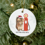 2022 war noch Nüsse | Funny Christmas Ornament<br><div class="desc">Denn wenn wir nicht lachen, weinen wir. Die Weihnachtsschmuck "2022 war noch Nüsse". Mit bezaubernden Eichhörnchen an der Tankstelle. Die Fähigkeit zu lachen, sogar (besonders?) während einer Krise ist ein wichtiger Weg, um Hilfe zu finden und Gemeinschaft zu teilen. Personalisieren Sie den Rücken mit Ihrem Namen oder fügen Sie Ihr...</div>