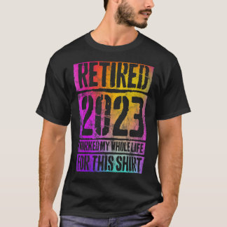 2023 arbeitete ich in einem farbigen Retir T-Shirt