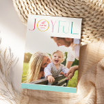 2023 FAMILY FOTO modern und elegant JOYFUL bunt Feiertagskarte<br><div class="desc">von kat massard >>> WWW.SIMPLYSWEETPAPERIE.COM << Ein elegantes Kartendesign mit dem Zitat "JOYFUL",  kombiniert eleganten Schrifttyp mit Serifentypografie und schlichter Hintergrundfarbe,  sodass Sie eine persönliche Nachricht handschreiben können. Mit trendigem,  quadratischem Foto vorne für Ihr liebstes Foto!</div>