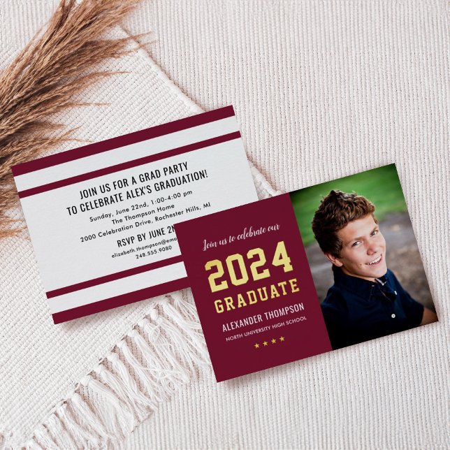2023 Graduate Burgundy Gold Graduation Party Foto Folieneinladung (Von Creator hochgeladen)