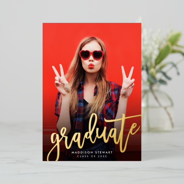 2023 GRADUATE Foto Modernes Minimalskriptgold Folieneinladung (Stehend vorne)