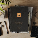 2023 Mit Monogramm, elegantes Goldschwarz, modern<br><div class="desc">Hochwertiges mit Monogramm Geschäftsbüro oder persönlicher Planer mit einem vergoldeten Kupfer-Metallquadrat aus Imitat über einem stilvollen schwarzen Imitat Leder-Look (bedruckt) Hintergrund. Geeignet für Zuhause-Büros, kleine Unternehmen, Firmenfachleute oder unabhängige Profis, Schulen, Personal Branding, Portfolios oder Stylist, Führungskräfte, Lehrer, Schüler und Studenten. Es kann ein elegantes Geschenk für einen Geburtstag, Abschluss, Weihnachten...</div>