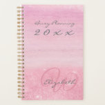 2023 Planner Pink Ombre Shimmer mit Monogramm Planer<br><div class="desc">Mit Monogramm unbedruckter Planner in rosa Omelblau. Der Titel, das Jahr, Ihr Name und Ihre Initialen sind alle vollständig editierbar und werden in beiläufig eleganter Schrift-Typografie in Grau und Rosa geschrieben. Der Beispieltitel lautet "Besetzt planen 20xx", den Sie nach Belieben bearbeiten können. Das Design ist Set vor einem hübschen Hintergrund...</div>
