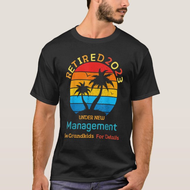 2023 Retired Under New Management See Grandkids    T-Shirt (Vorderseite)