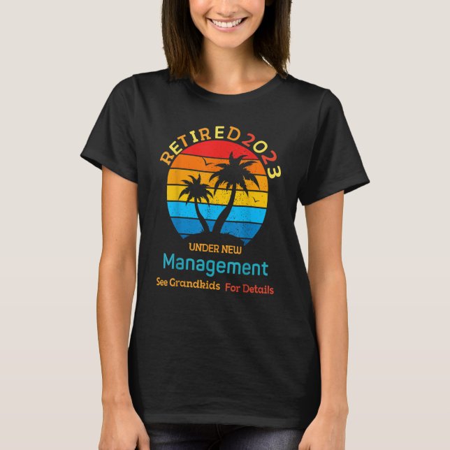 2023 Retired Under New Management See Grandkids    T-Shirt (Vorderseite)