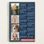 2024 Calendar Navy Koral Gold Foto Collage Klein Planer<br><div class="desc">Feiern Sie 2024 mit diesem eleganten Foto Collage Kalender kleine Planer. Im Inneren haben diese Planer Seiten für Sie, um Ihre Wochen und Monate zu organisieren. Mit dem schönen Jahreskalendarcover können Sie das ganze Jahr über auf einen Blick sehen - und 12 Ihrer Lieblings-Fotos genießen. Mit leicht lesbaren Daten in...</div>