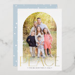 2024 FAMILY FOTO Minimaler Bogen PEACE Gold Folien Feiertagskarte<br><div class="desc">von kat massard >>> WWW.SIMPLYSWEETPAPERIE.COM << An on Trend card design mit dem Zitat "PEACE" in glänzender Folie,  mit kombinierter Bogenform für Ihr Lieblingskarte-Foto. KONTAKTIEREN SIE MICH,  wenn Sie Hilfe benötigen,  um Ihr Foto perfekt anzupassen - kat@simplysweetpaperie.com</div>