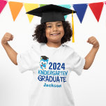 2024 Kindergarten Abschluss Niedlich Blue Owl Kids T-Shirt<br><div class="desc">Dieser coole 2024-Kindergarten-T - Shirt zeigt eine bezaubernde blaue Eule,  die eine Graduationskappe trägt und eine weiße Schriftrolle für sein erstes Schuljahr schließe. Bestellen Sie diese lustigen Abschluss-T-Shirts und personalisieren Sie sie für Ihre Schüler,  um sie stolz auf ihre Leistung zu machen.</div>