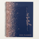 2024 Personalisiert Navy Blue Rose Gold Glitzer Planer<br><div class="desc">Dieses elegante, moderne Design mit Ihrem Namen in vertikaler Rose rosa Handschrift Handschrift-Drehbuch auf einem marineblau Hintergrund getrimmt mit einer Rose Gold Imitat Glitzer Rand. Fügen Sie das Jahr in serifenem Schriftart hinzu. (Um die Swashes am Anfang und am Ende des Namens behalten, ersetzen Sie nur die Buchstaben, indem Sie...</div>