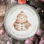 2024 Personalisiert Pink Snowman Frohe Weihnachten Ornament Aus Metall<br><div class="desc">Dieser niedliche Urlaubssschmuck besticht durch einen rosa und beige Aquarellschneemann in gemütlichem Strickschal und Hut. Die Worte "Frohe Weihnachten" erscheinen in beige Serif Schriftart,  mit dem Namen Ihrer Familie und dem Jahr unten.</div>