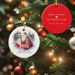 2024 Santa Flooded North Pole Humore Urlaub Keramik Ornament<br><div class="desc">Mit diesem Santa Flooded North Pole Keramik Ornament aus dem Jahr 2024 bringen Sie viel Lächeln in Ihre Urlaubssaison. Der Weihnachtsmann und seine Elfen sitzen auf einem Floß in einem überfluteten Nordpol und fangen das Chaos des Jahres perfekt mit einer witzigen Botschaft ein: "Gute Dinge und Glück und Hölle mit...</div>