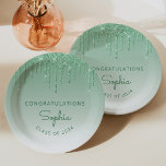 2024 Tropfen-Abschluss für Personalisierten grünen Pappteller<br><div class="desc">Diese schicken,  eleganten Graduierungsparty-Papier-Teller mit einem funkelnd grünen Imitat Glitzer Tropfen Rand und ombre Hintergrund. Personalisieren Sie sie mit dem Namen des Absolventen in grüner Handschrift Skript,  mit dem Wort "Glückwunsch" oben und der Klasse unten in Sans Serif Schriftart. Ideal für High School oder Uni-Abschluss.</div>