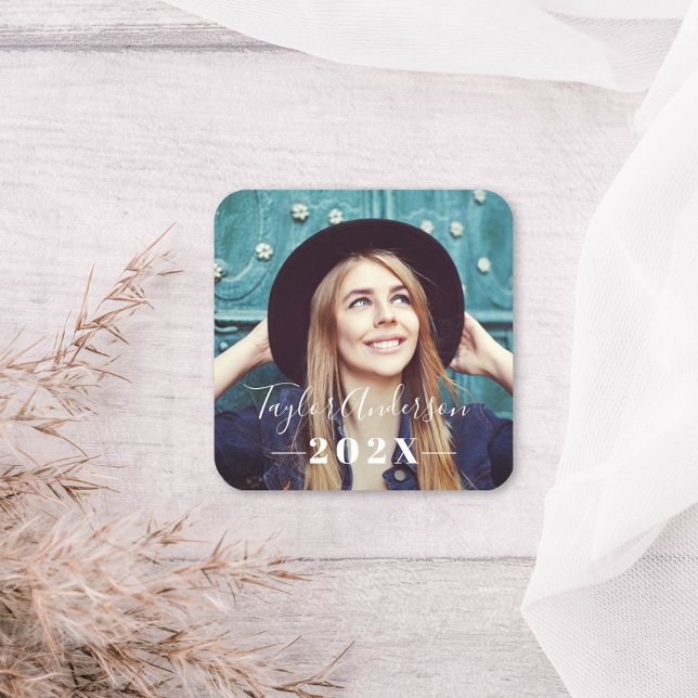 2025 Abschluss Minimalistisches Weißes Foto Quadratischer Aufkleber (Von Creator hochgeladen)