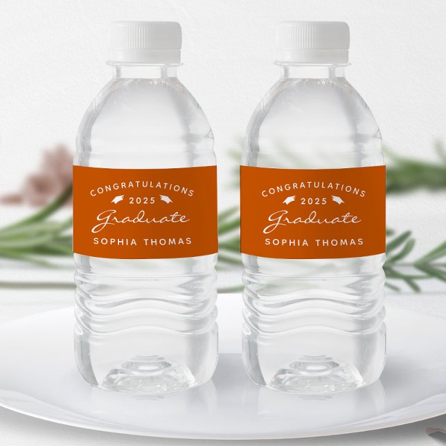 2025 Burnt Orange White Script Cap Abschluss Wasserflaschenetikett (Von Creator hochgeladen)