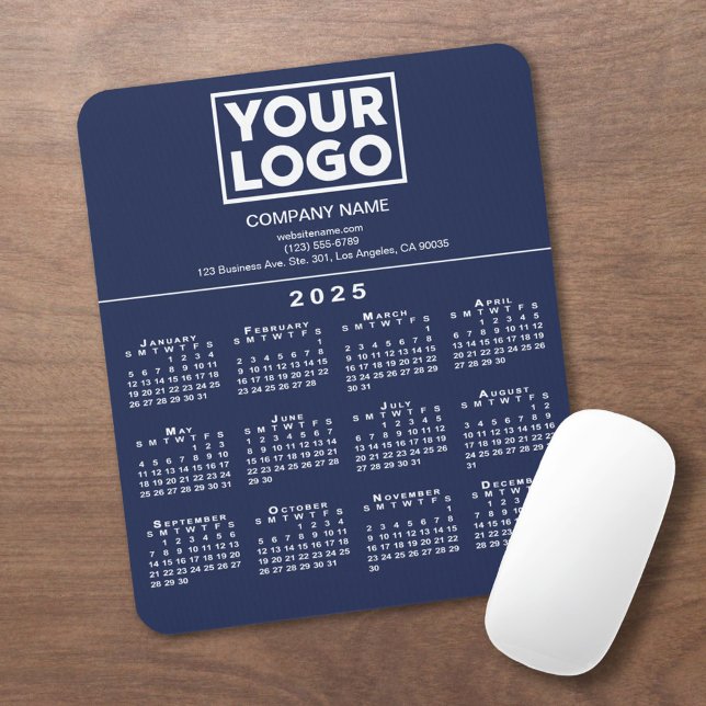2025 Calendar Company Logo und Text auf Navy Blue Mousepad (2025 Calendar Company Logo and Text on Navy Blue Mouse Pad in situ)
