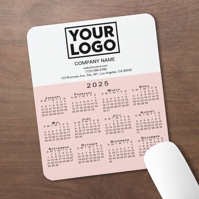 2025 Calendar Company Logo und Text Rosa Weiß Mousepad (2025 Calendar Company Logo and Text Pink White Mouse Pad in situ)
