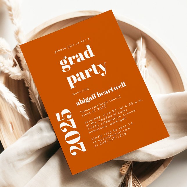 2025 Fett Typografie Burnt Orange Grad Party Einladung (Von Creator hochgeladen)