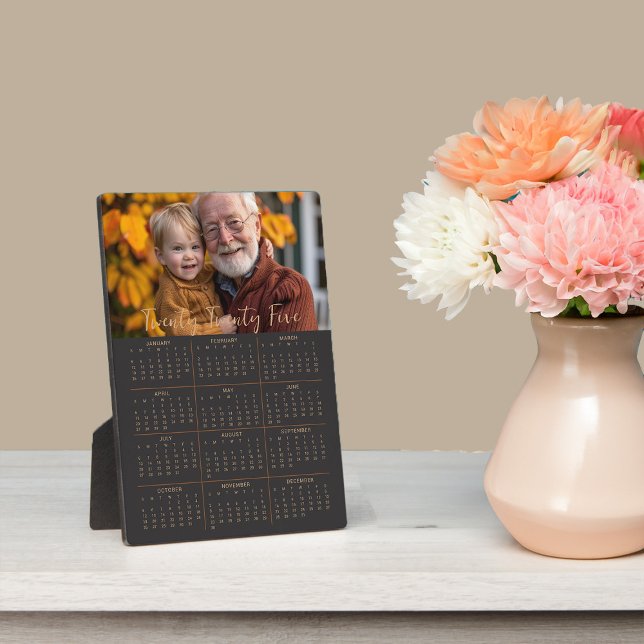 2025 Foto Kalender mit Stand Volljahr Schwarz Fotoplatte (2025 Photo Calendar with Stand from the Personalized Calendars Collection by Darling  & May)