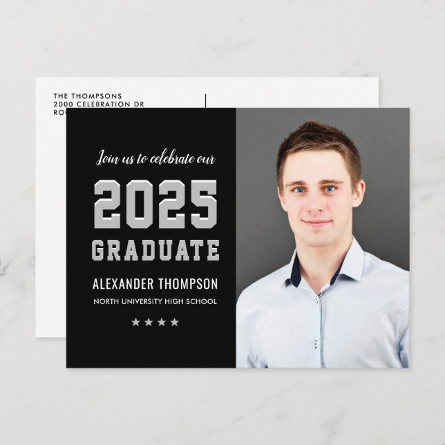 2025 Graduate Black Gray Graduation Party Foto Einladungspostkarte (Vorne/Hinten)