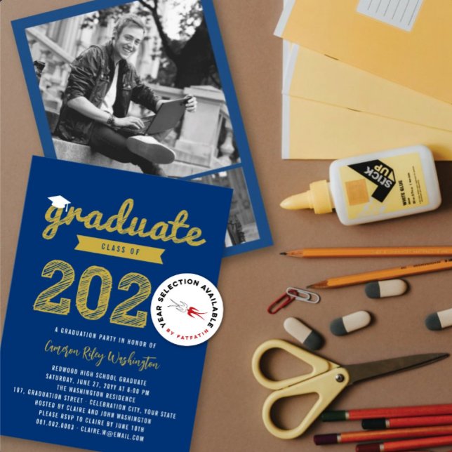 2025 Graduate Sketch 3 Foto Modernes Grad Party Einladung (2025 Gold Graduate Sketch On Blue (color is customizable) Graduation Party Invitation @ fatfatin)