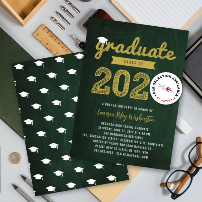 2025 Graduate Sketch Retro Chalkboard Grad Party Einladung (2025 Gold Graduate Sketch Retro Green Chalkboard Graduation Party Invitation @ fatfatin)