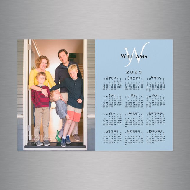 2025 Kalender Benutzerdefiniertes Foto Monogram Bl Magnetkarte (2025 Calendar Custom Photo Monogram Blue Magnet in situ)