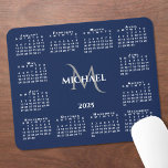 2025 Kalender Chic Monogram Name on Navy Blue Mousepad<br><div class="desc">Chic 2025 Kalendermauspad verfügt über einen eleganten individuelle Name und ein Monogramm über dem Jahr in der Mitte,  umgeben von einem weißen Kalender auf marineblau Hintergrund. Fügen Sie Ihren Namen und Initial in der Sidebar hinzu. Macht ein großartiges Geschenk! Copyright ©Claire E. Skinner. Alle Rechte vorbehalten.</div>