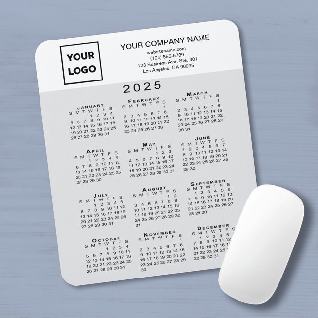 2025 Kalender Firmenlogo Text leicht grau weiß Mousepad (2025 Calendar Business Logo Text Light Grey White Mouse Pad in situ)