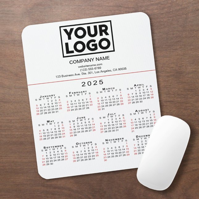 2025 Kalender - Firmenlogo und Text auf Weiß Mousepad (2025 Calendar Business Logo and Text on White Mouse Pad in situ)
