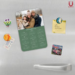 2025 Kalender für das grüne Foto der Minimalistisc Magnet<br><div class="desc">2025 Anpassbarer Familienname und Foto Magnetkalender mit Ihrem personalisierten Foto und Namen. 🌟 nur für 2025 konzipiert, und perfekt für kleine Geschenke, kleine Geschenke oder anstelle von Urlaubskarten! Diese Version ist Sage Green, aber die Farbe ist einstellbar. Bitte kontaktieren Sie uns unter cedarandstring@gmail.com , wenn Sie Hilfe beim Design oder...</div>